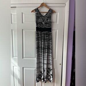 Black & white medium v-neck maxi sundress